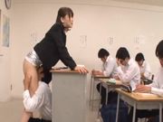 ミニスカ美女教師が授業中に教卓の下から生徒にイタズラされてる
