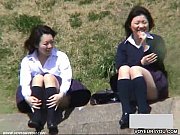 公園か野外でのんきに話している女子校生たちのパンチラを盗撮