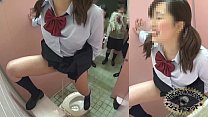 思春期の女子校生が友達同士で連れションして公開放尿プレイを