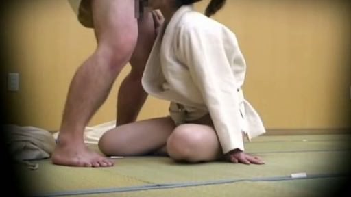 柔道の指導を受けている女子校生は性的な教えも伝授される