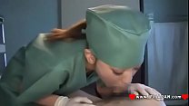 執刀医の女の子が手術台で患者のチンポをフェラチオしちゃいました