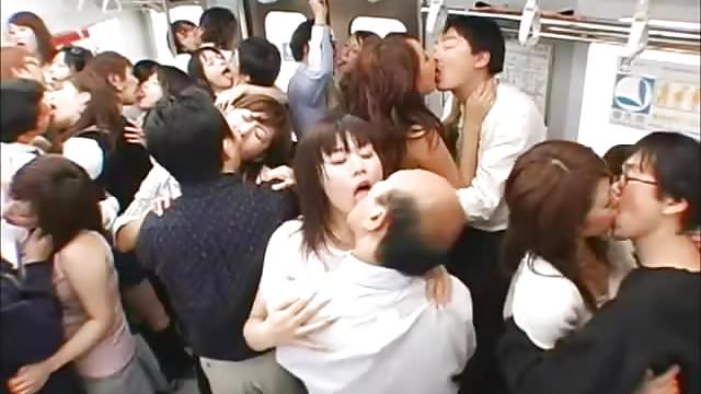 電車中の女性が突然痴女と化し男性客のチンポまさぐりキス攻撃