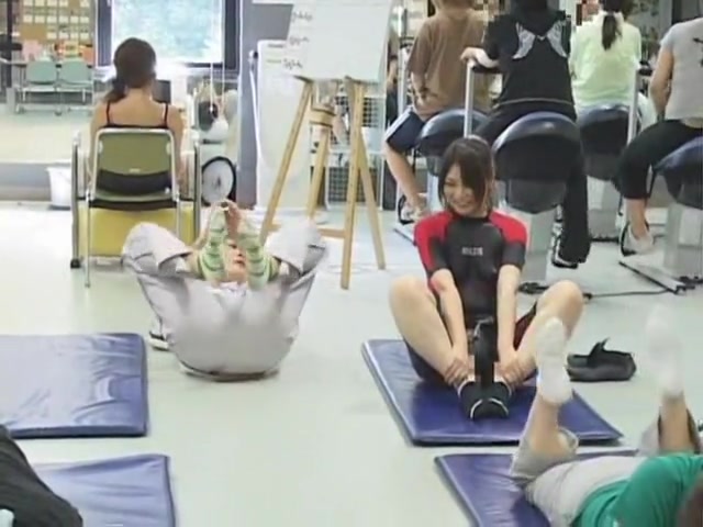 巨乳、指マン、着衣の素人動画イメージ